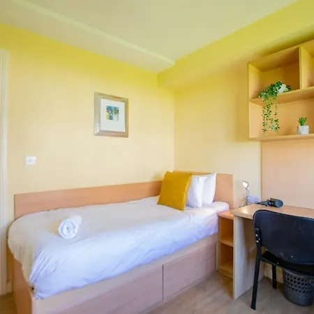 123 - Stylish 2-bed Apartment Galway