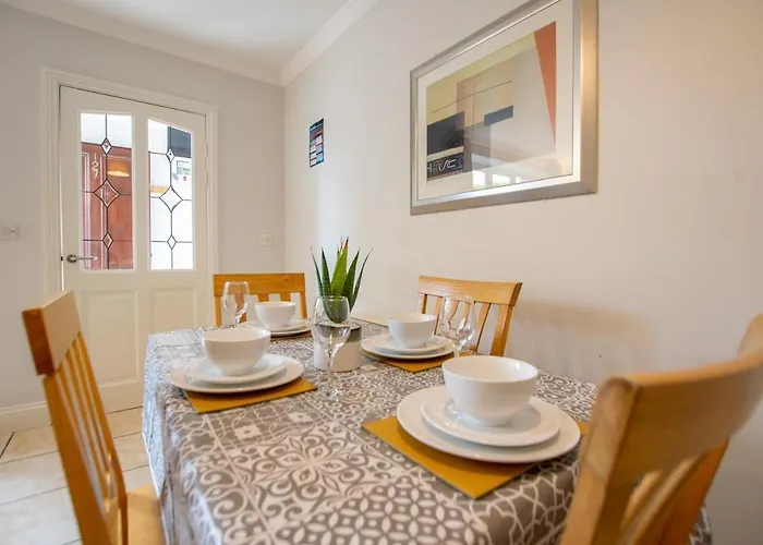 123 - Stylish 2-bed Apartamento